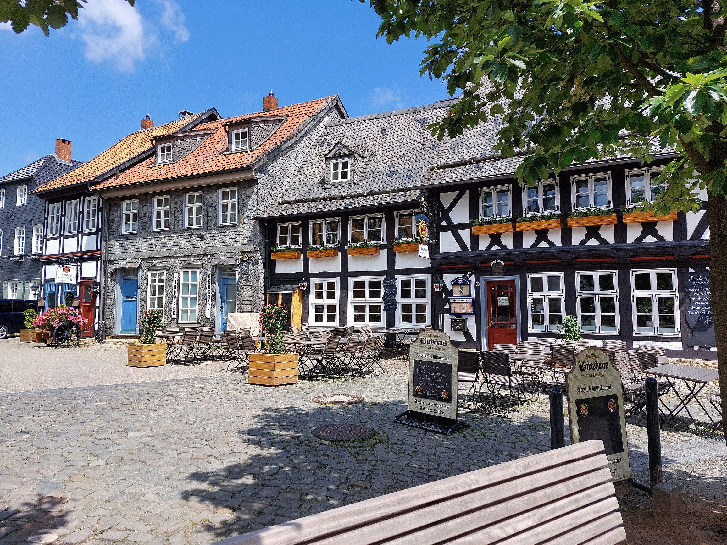 eine Häuserreihe in Goslar mit Fachwerkhäusern