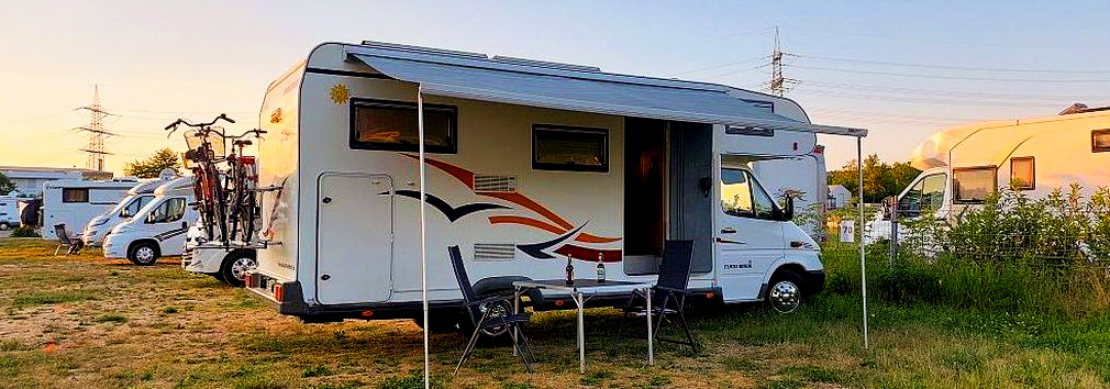 Wohnmobil auf einem Stellplatz, rocking in a free world