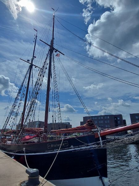 ein riesiges altes Segelschiff im Hafen von Wismar